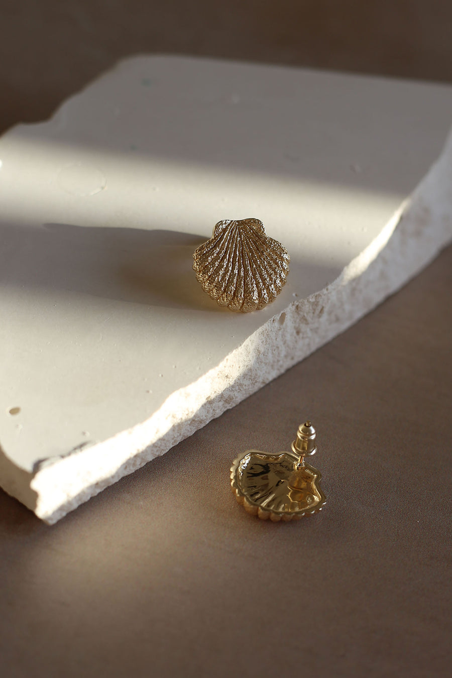 SEASHELL EARRINGS GOLD